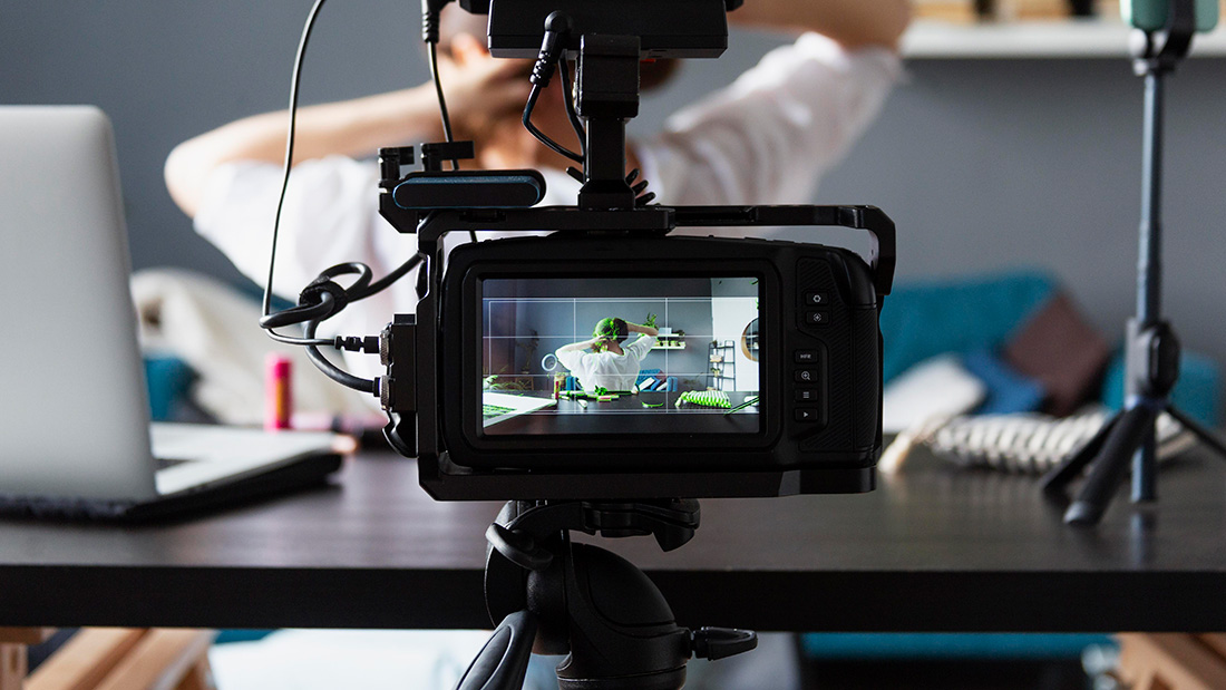 Prise de vue par un vidéaste professionnel d'une femme lors d'une vidéo interview